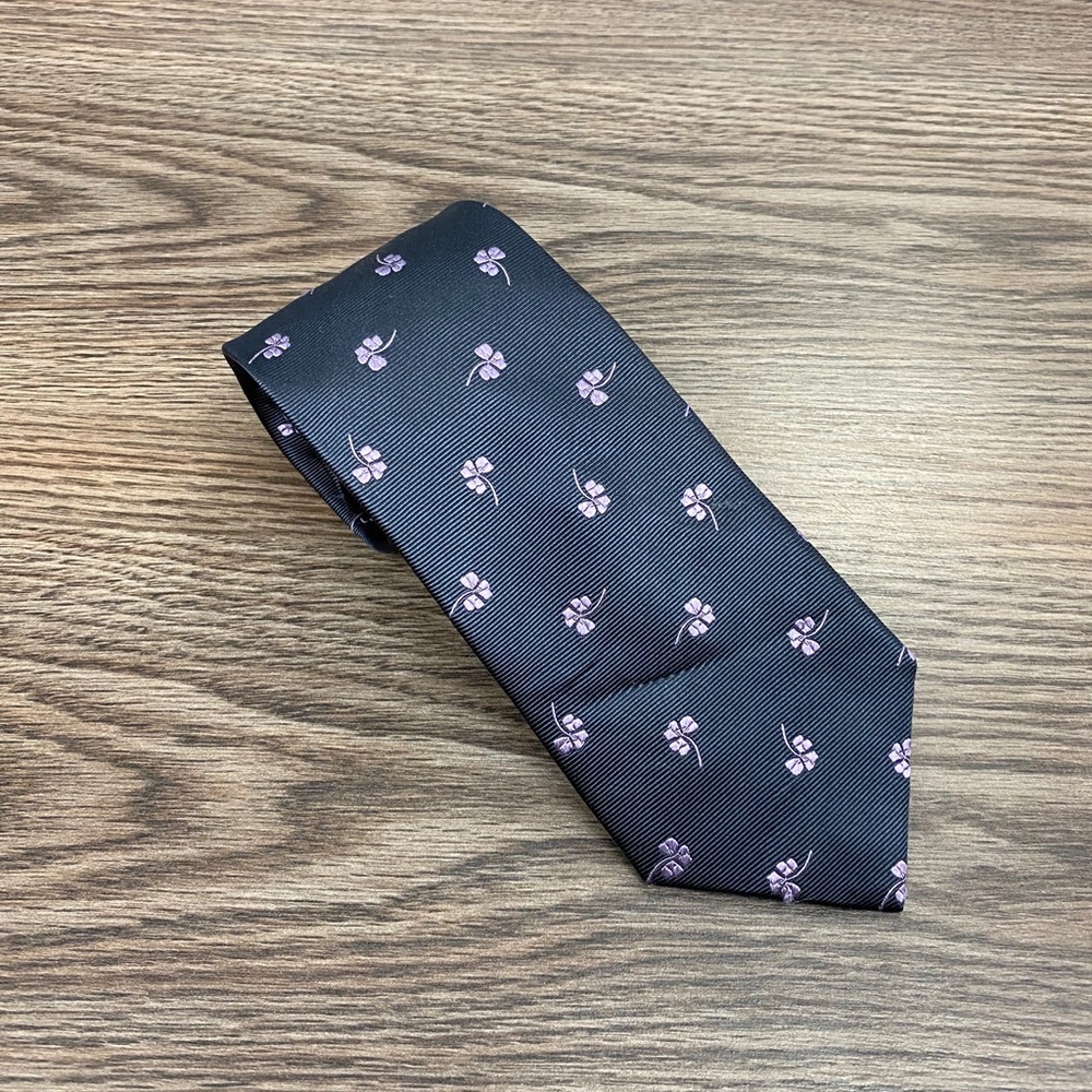 Gianni Grey w/ Lavender Clover Pattern Tie